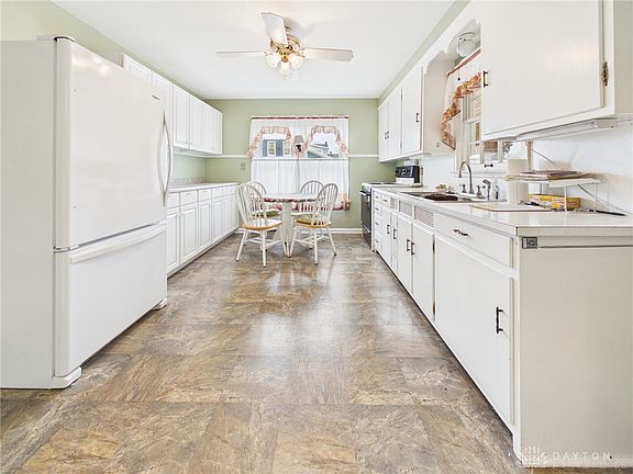 4th image of 800 Spring St