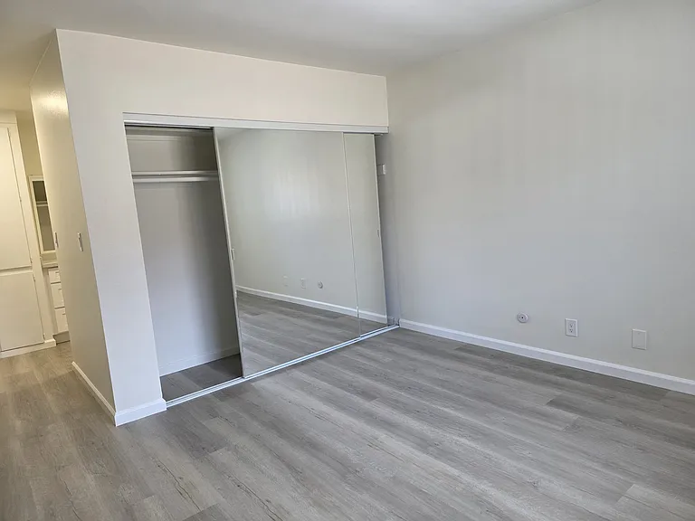 Chateau Gardens Apartments — Photo 24