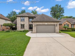 18460 Ranier Dr, Macomb, MI 48042