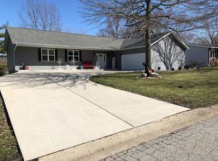 16 Birch Lake Dr, Sherman, IL 62684