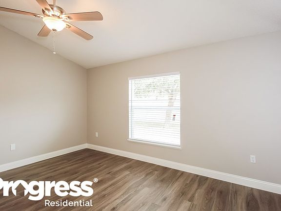 4th image of 944 Brenton Leaf Dr