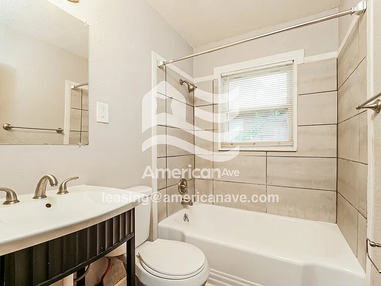 1621962_008_main_bathroom_9.jpg
