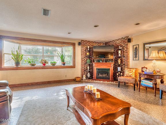 3rd image of 945 Holly Cir