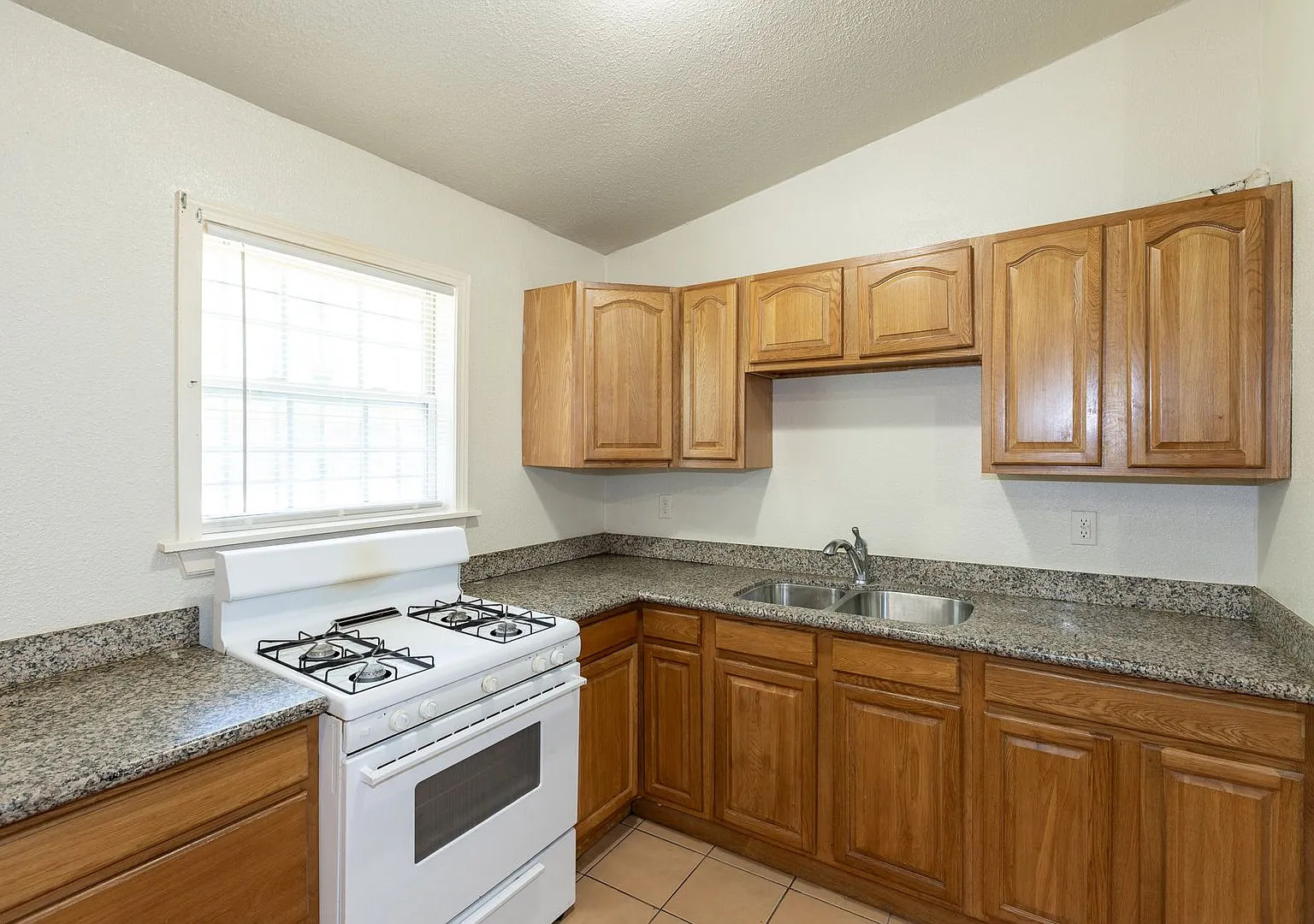 Beautiful 3 bedroom 1 bath! — Photo 2