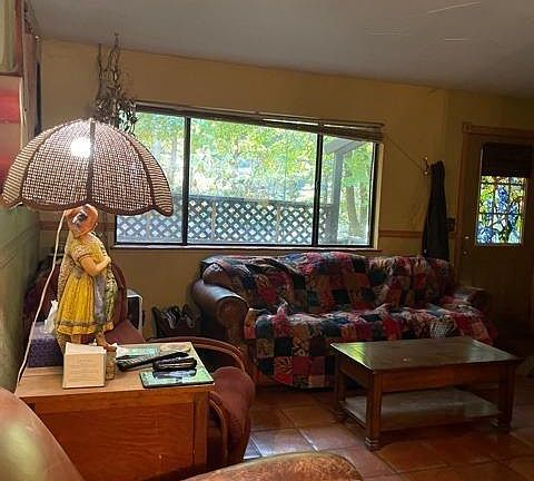 4th image of 2874 Laurel Dr