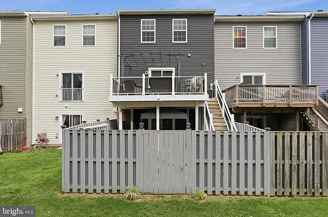 3 bed, 2324 sqft, $1,900 — Photo 2