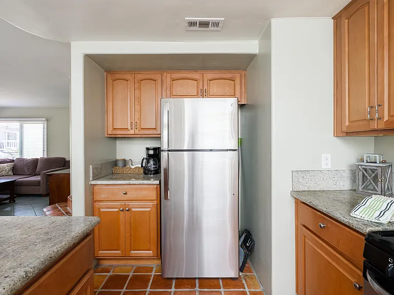 732 Jersey Ct — Photo 7