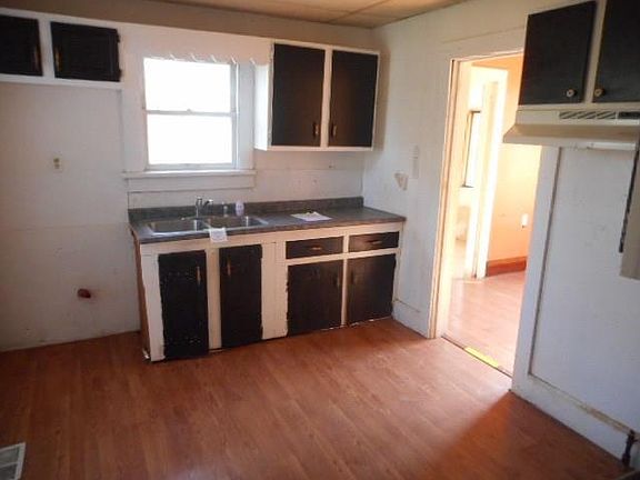 5th image of 3518 Easton Blvd