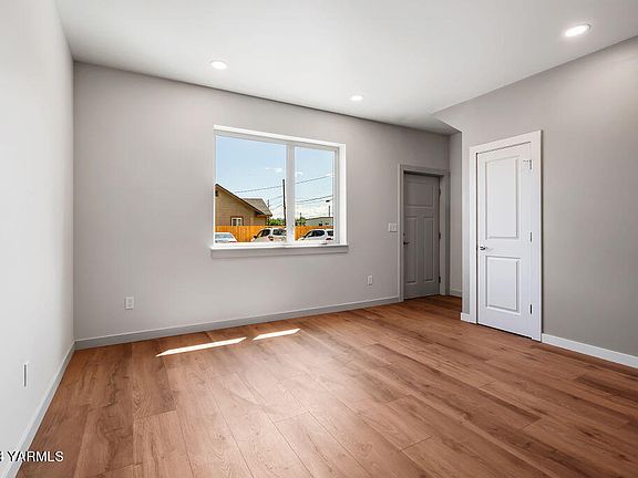 Living Room 2 (unit B)>