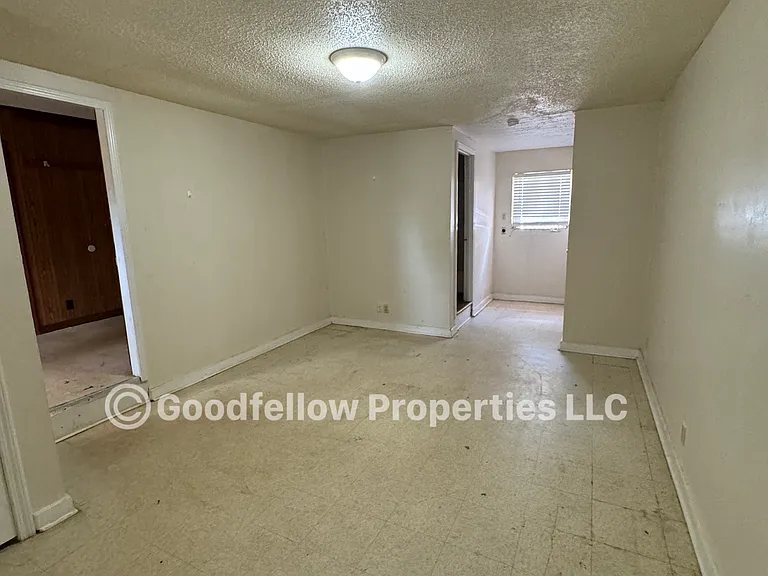 608 Marion Ave — Photo 6