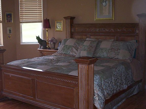 master bedroom measures 14x18 w/vaulted ceilings 