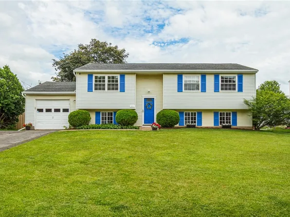 1611 Wheatstone Dr, Farmington, NY 14425