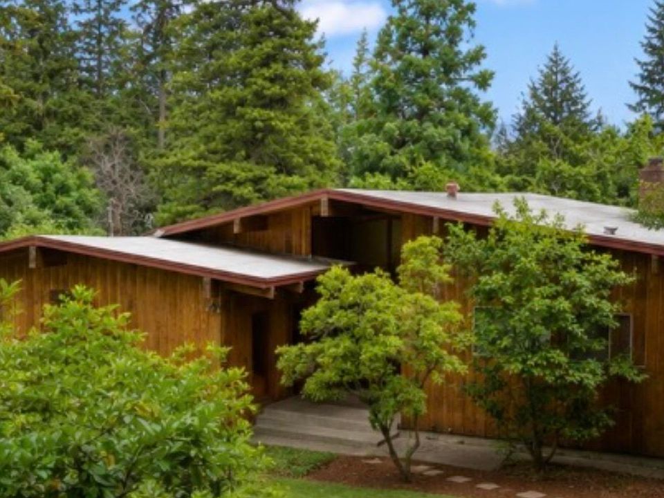 1st image of 3401 NW Crest Dr