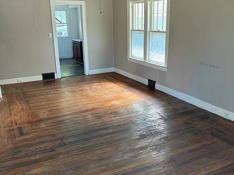 2476 Bellevue St — Photo 15