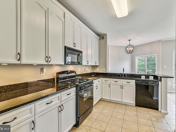 Spacious kitchen, 42" cabinetry, granite!