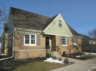 500 E Chateau Pl, Whitefish Bay, WI 53217