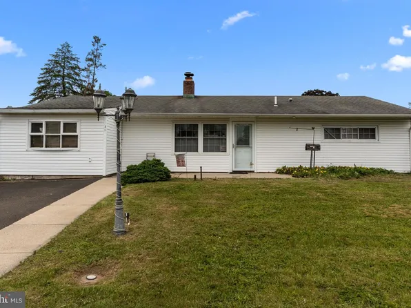 31 Easter Ln, Levittown, PA 19054