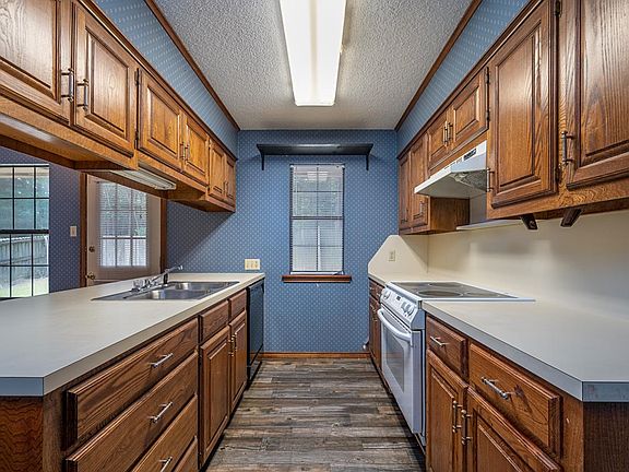 5th image of 2109 Pinkerton Dr