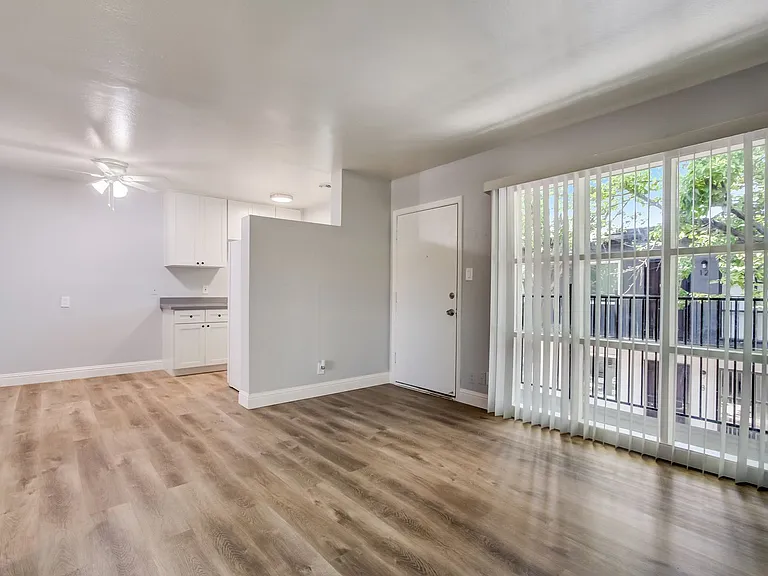 Sunset Crossings Apartments — Photo 30