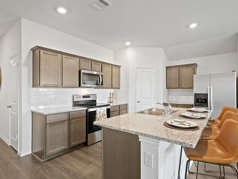 6113 Bracken Dr — Photo 3