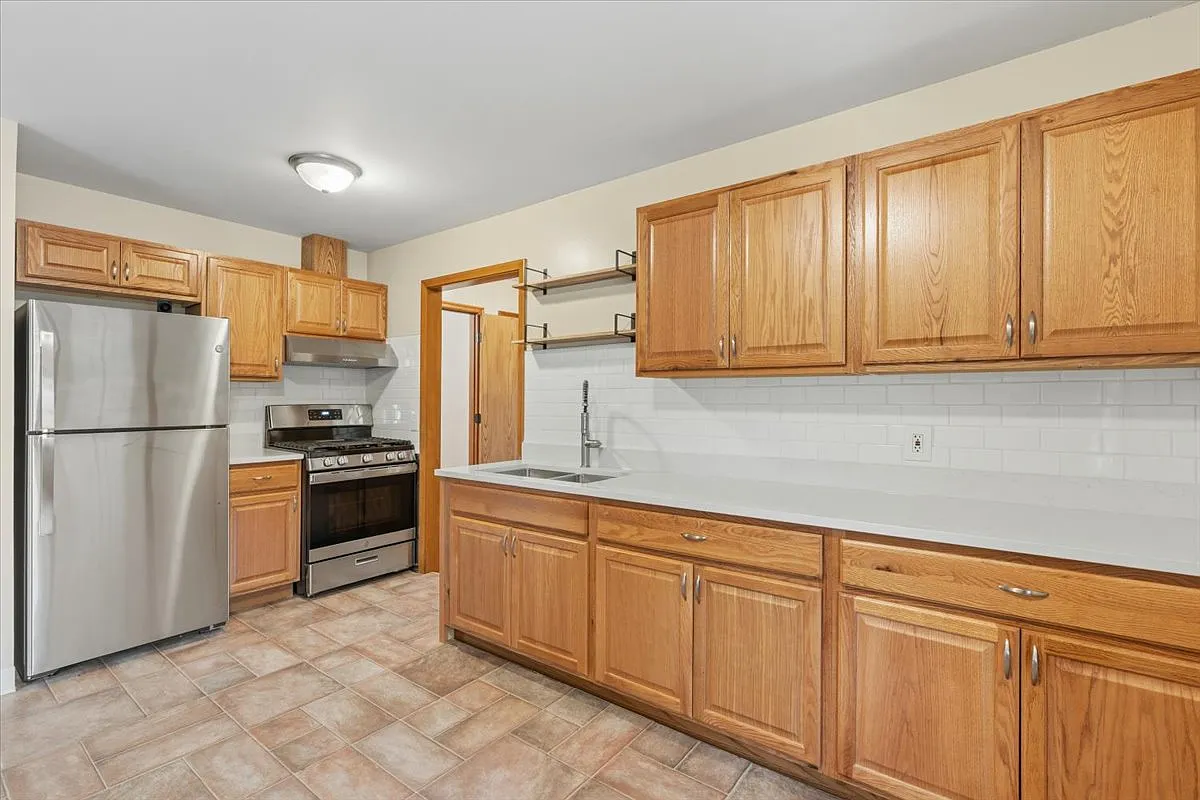 3 bed, 1194 sqft, $2,050 — Photo 2