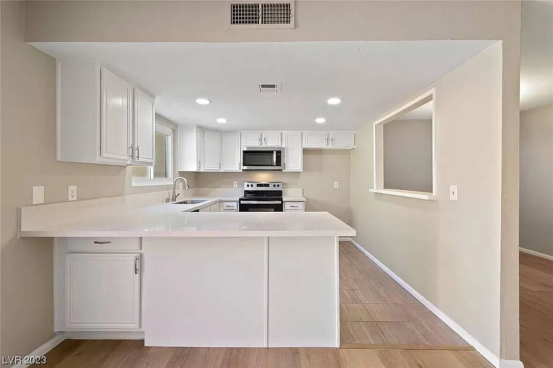 3 bed, 2.5 bath, 1840 sqft, $2,099 — Photo 3