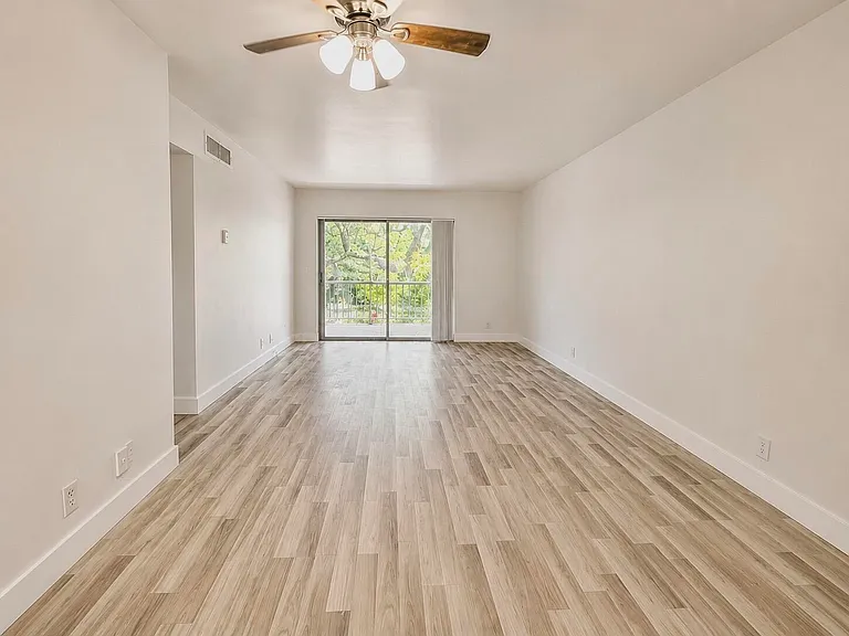 610 NW 13th St #210 — Photo 4