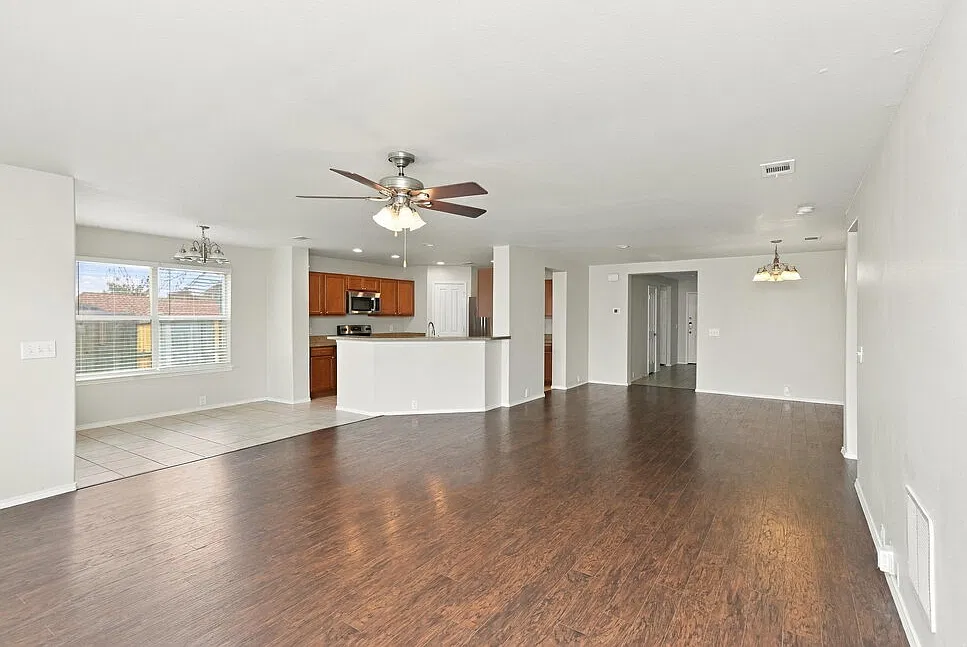 3 bed, 2.0 bath, 1840 sqft, $2,285 — Photo 4