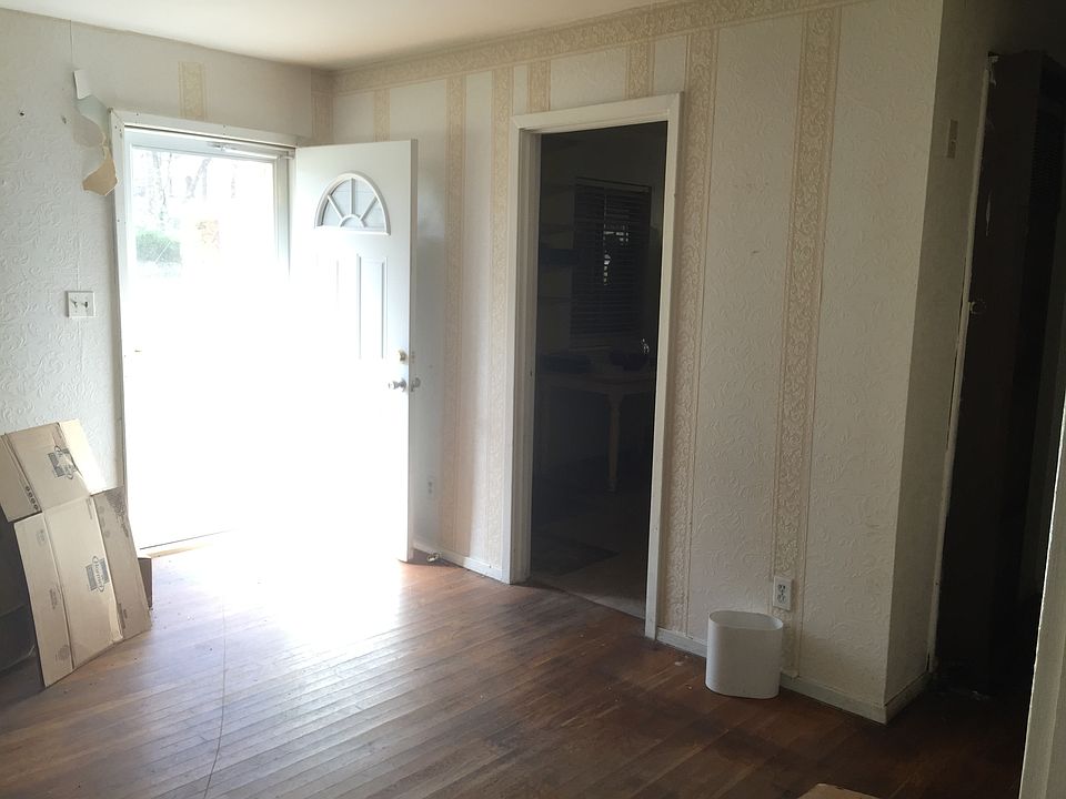 2nd image of 1928 Holly St