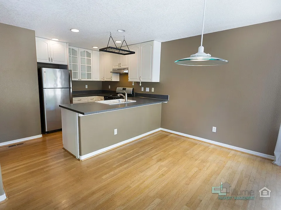 20630 Willamette Dr