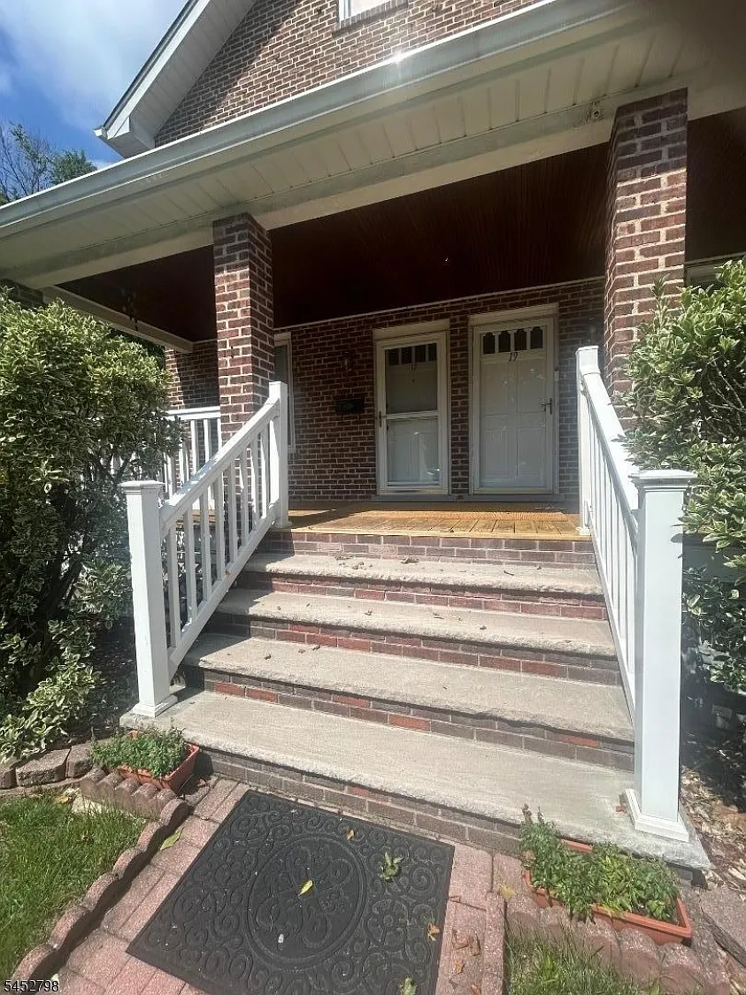 3 bed, 1.0 bath, $2,800 — Photo 2