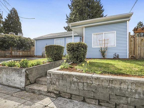 2nd image of 44 NE Lombard St