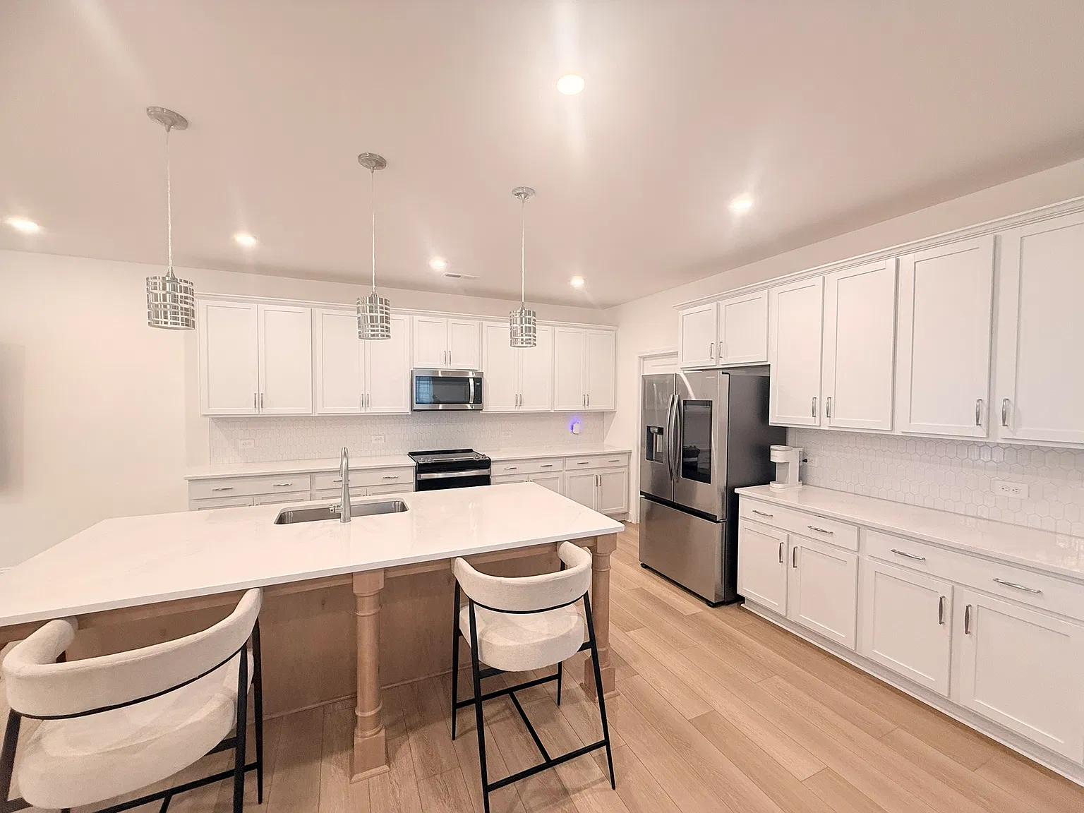 3 bed, 2.5 bath, 2475 sqft, $3,950 — Photo 4