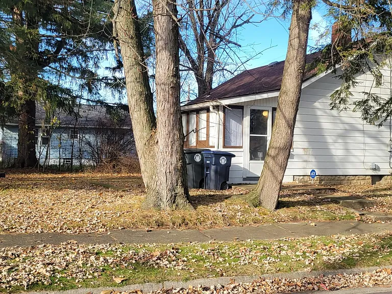 1170 Joy Ave — Photo 2