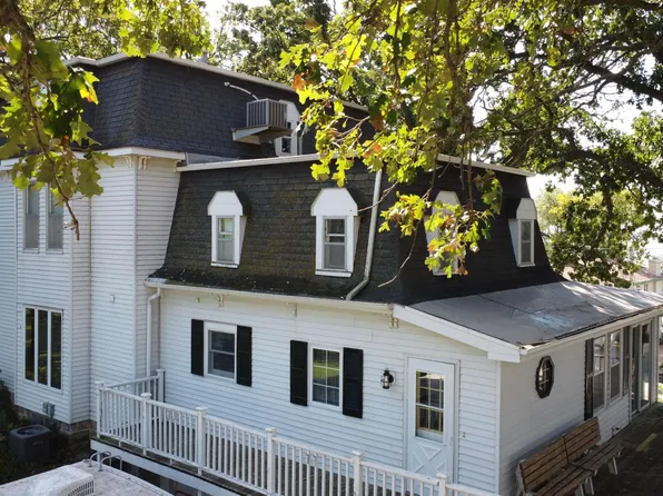 922 N Shore Dr, Clear Lake, IA 50428