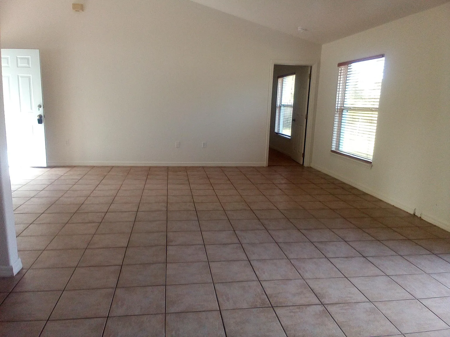 3 bed, 1323 sqft, $2,000 — Photo 4