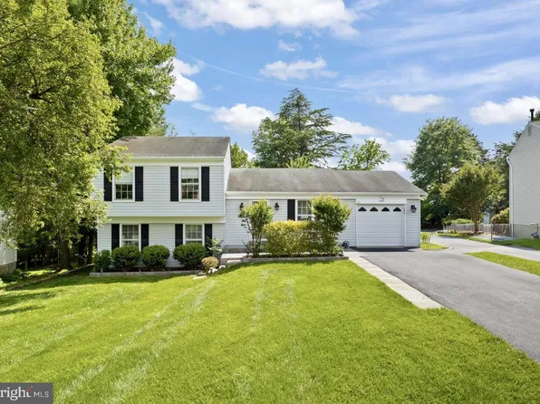 13515 King Charles Dr, Chantilly, VA 20151