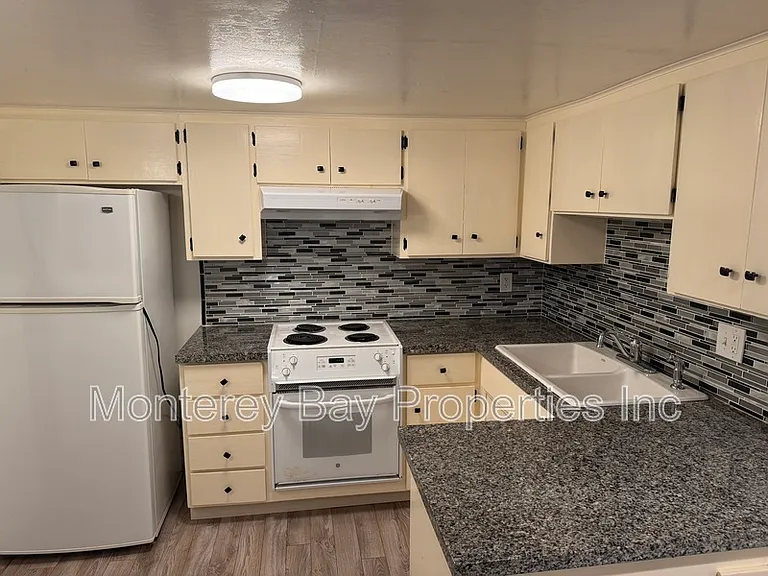 395 Tabor Dr #B — Photo 7