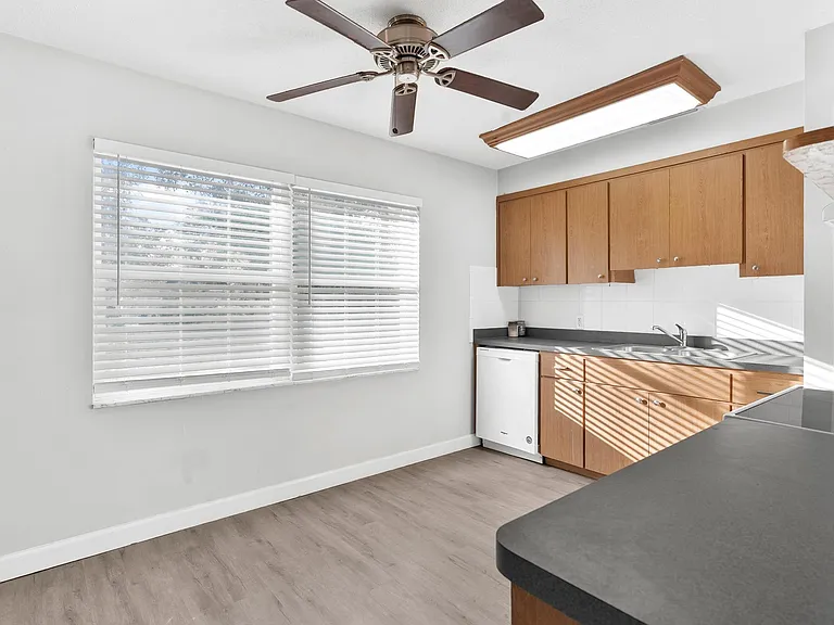 500 College Ave — Photo 16