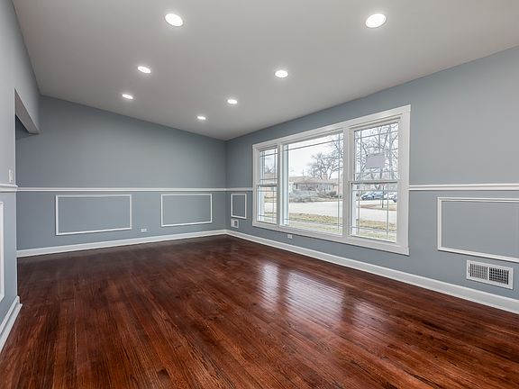 4th image of 8257 Hamlin Ave