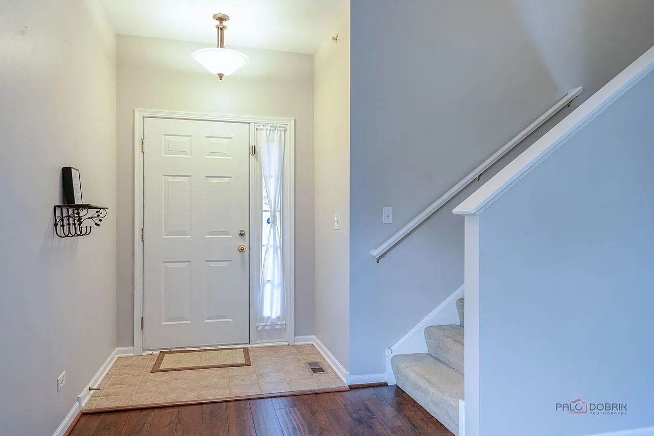 3 bed, 2.5 bath, 1933 sqft, $2,850 — Photo 2