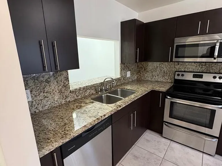 445 Lakeview Dr — Photo 4