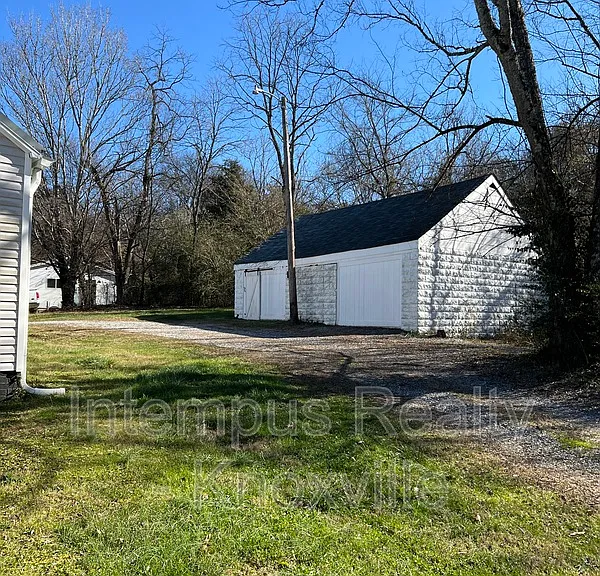 1104 E Hendron Chapel Rd — Photo 33