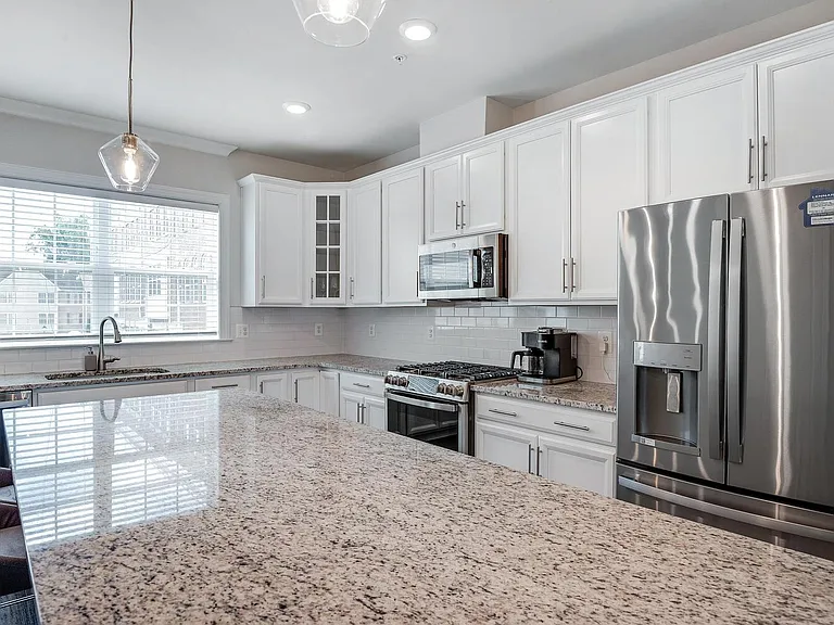 4725 Cherokee St — Photo 18