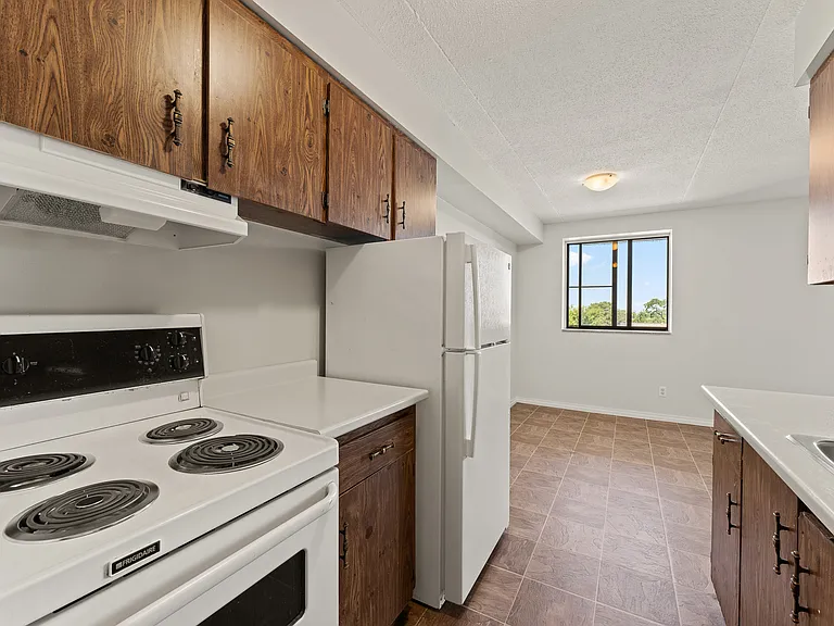 3576 Peter St — Photo 10