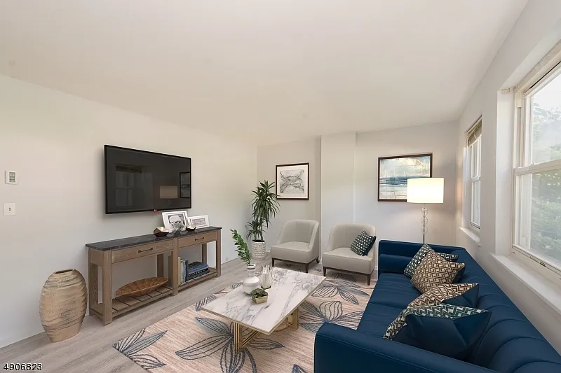 2 bed, 1.0 bath, $1,650 — Photo 2