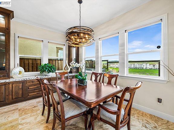 5th image of 205 Zinnia Ct