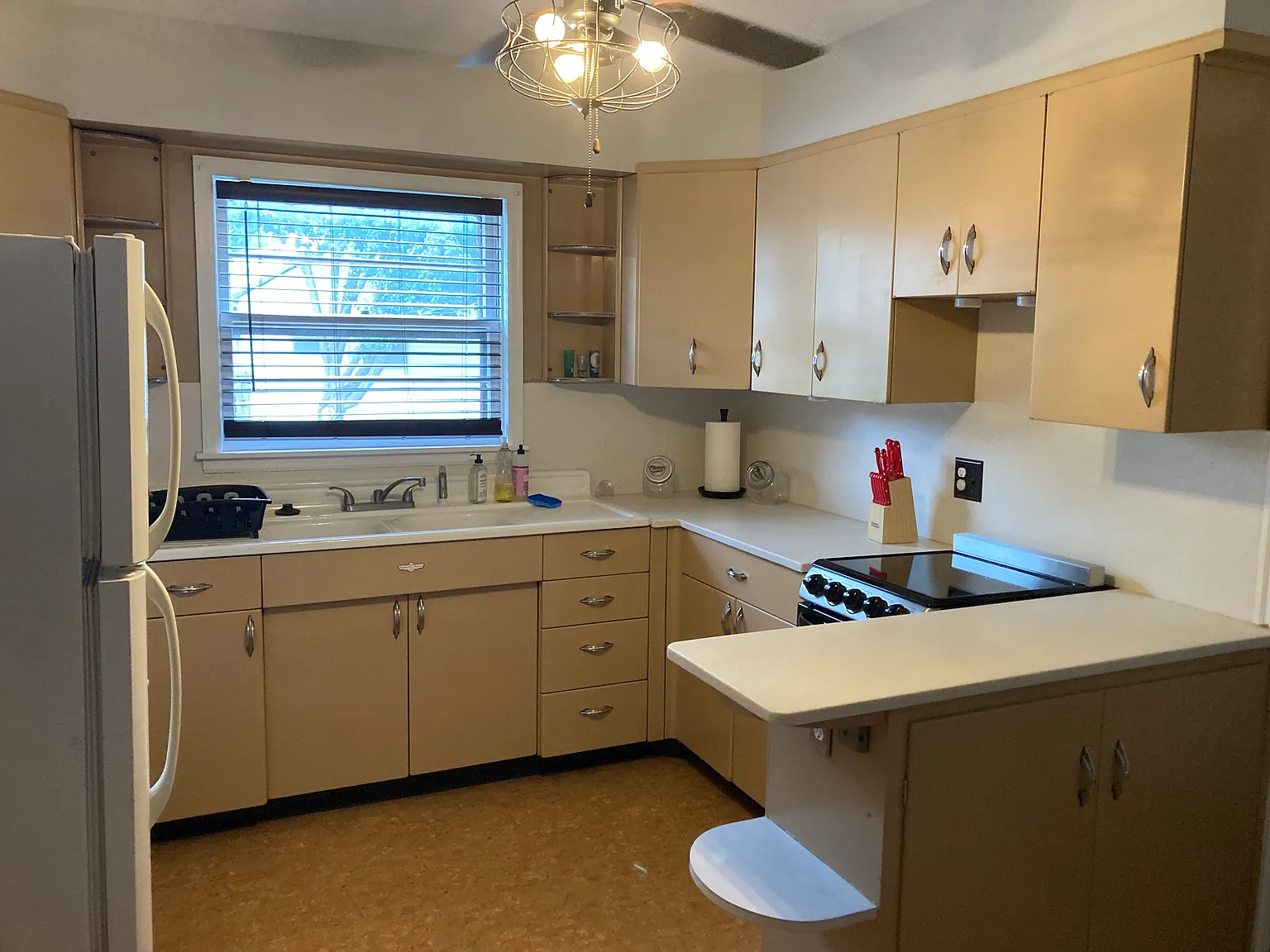3 bed, 1040 sqft, $1,900 — Photo 3