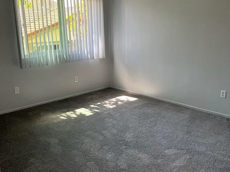 2x2 Dual Master - Large room with one window