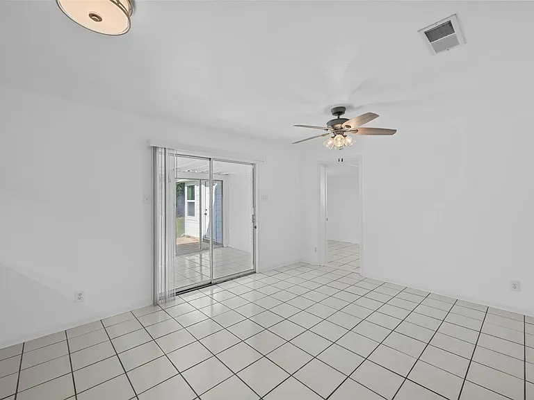 2409 Devonshire Dr — Photo 11